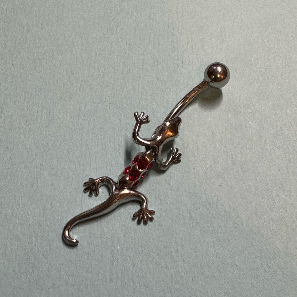 Lizard 🦎 belly ring with Ruby’s